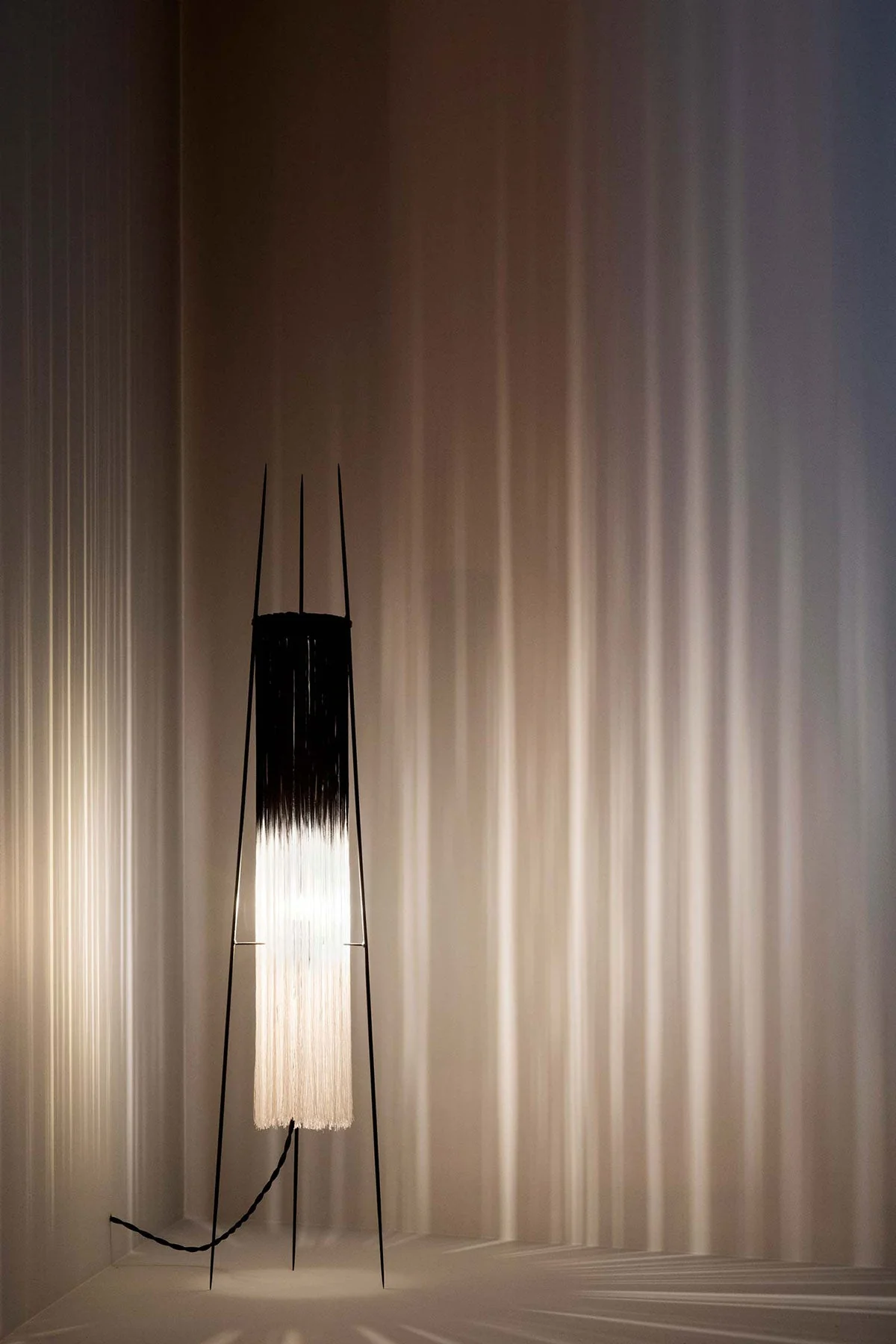 Kiki Black/ White - Table Lamp - Image 3