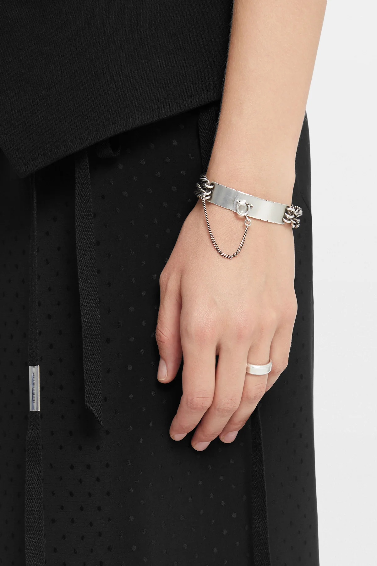 Vasti Minimalistic Squared Ring - Image 3